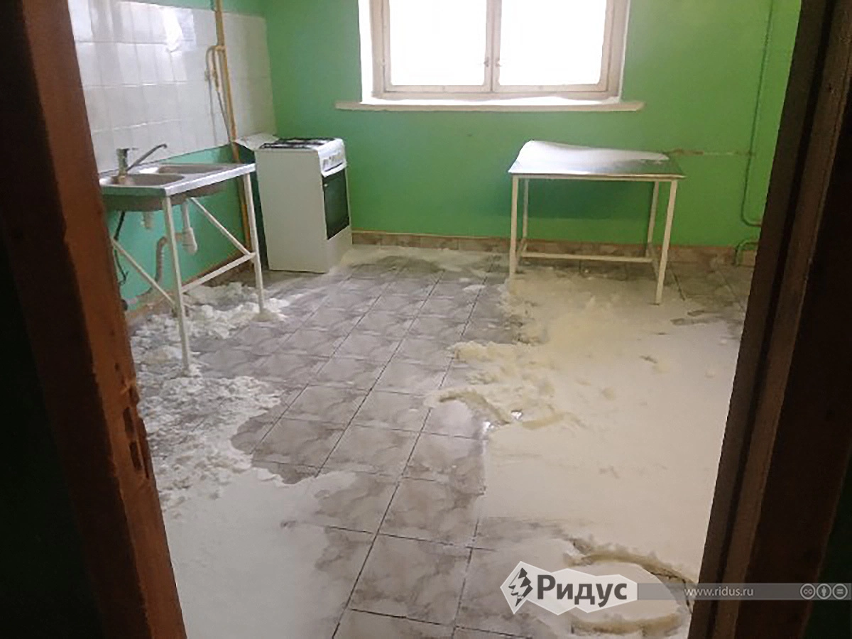 Снег на кухне общежития из-за плохого отопления.