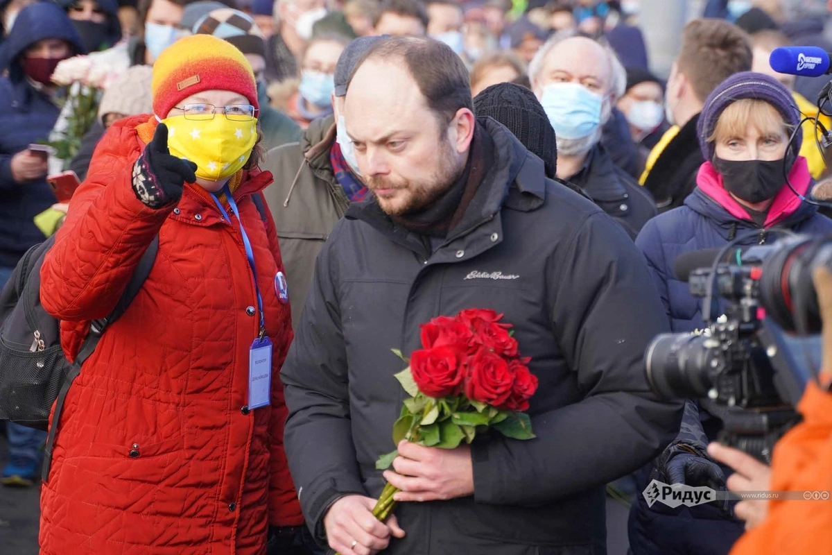 Владимир Кара-Мурза-младший на Большом Москворецком мосту.