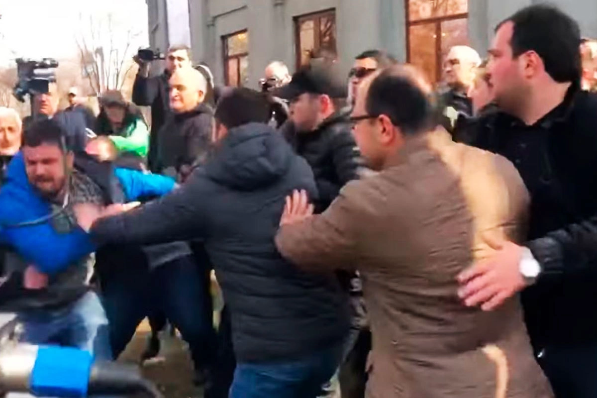 Драка сторонников и противников Пашиняна в центре Еревана. Драка сторонников и противников Пашиняна в центре Еревана.