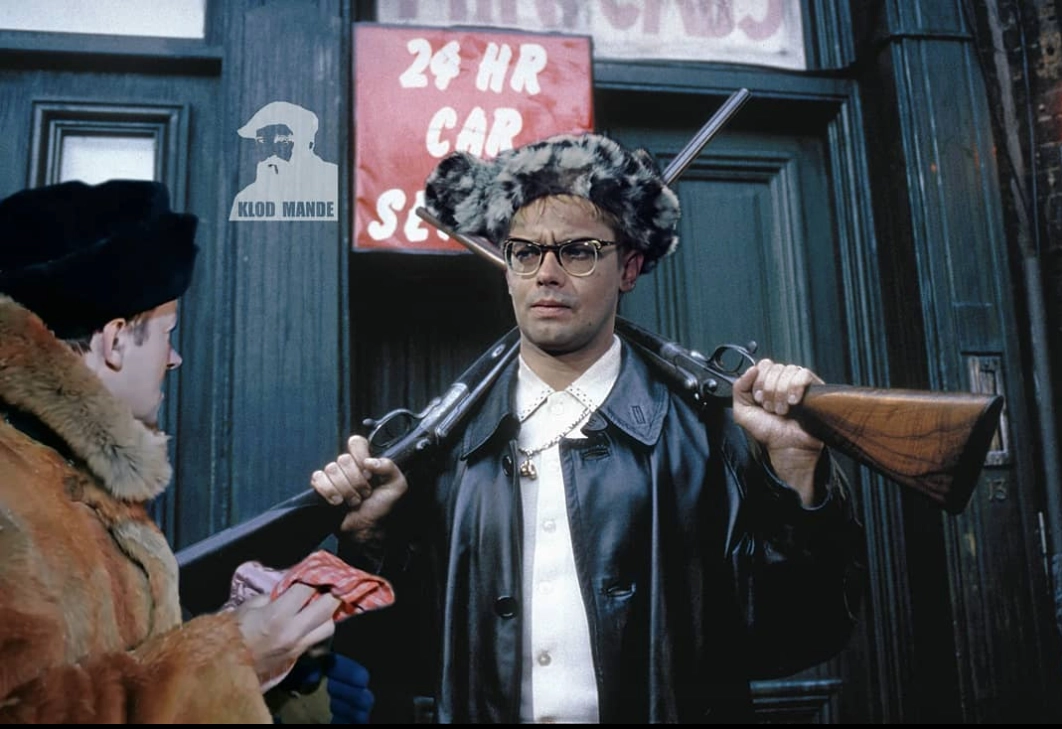 Шурик выходит на дежурство за бабулю. Шурик выходит на дежурство за бабулю.