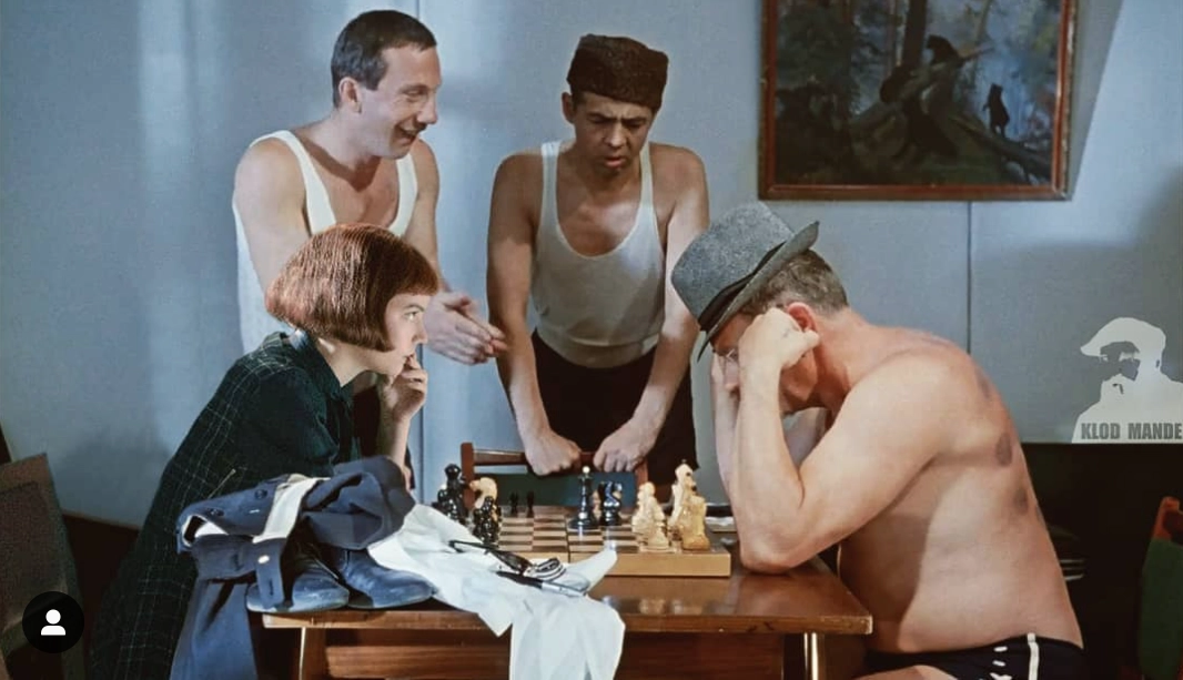 Она всегда хотела сразиться с легендарными советскими шахматистами. Она всегда хотела сразиться с легендарными советскими шахматистами.