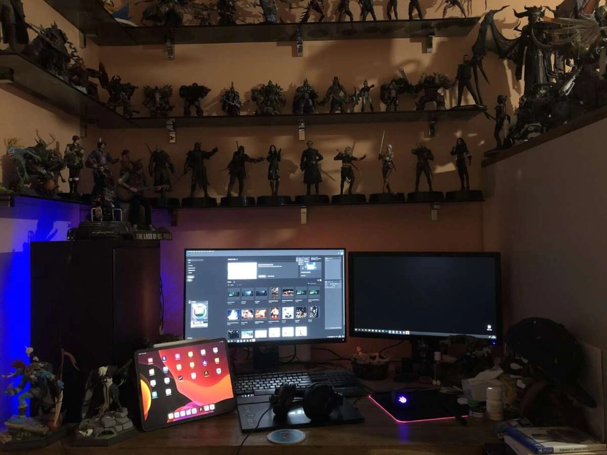 Рабочее место Егора на удаленке.