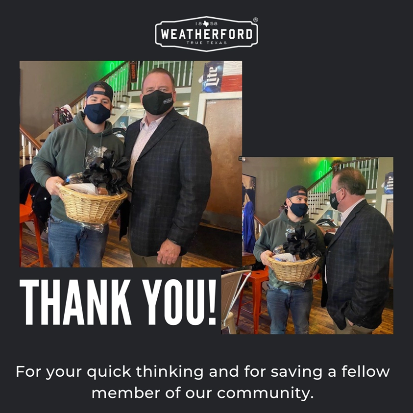 Мэр города Уэтерфорд благодарит Ника за спасение Гэри. Мэр города Уэтерфорд благодарит Ника за спасение Гэри.