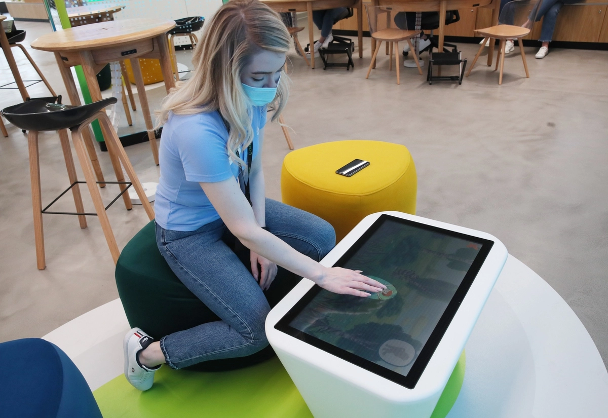 Сотрудница в офисе отделения банка "Сбер" нового формата на Цветном бульваре. © Владимир Гердо/ТАСС