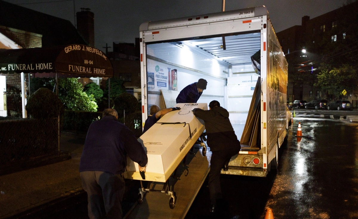 Транспортировка тела жертвы коронавируса COVID-19 в США &copy; EPA/TASS