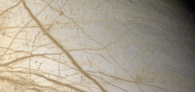 Лед на поверхности Европы.