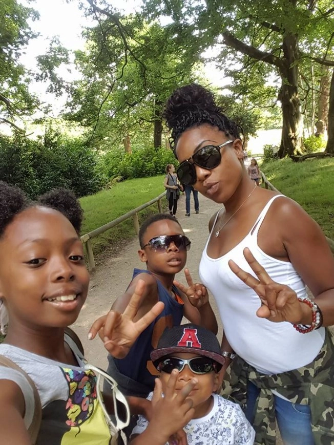 Лия Тейлор со своими детьми. Лия Тейлор со своими детьми.