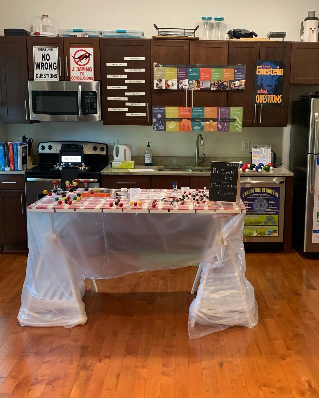 Лаборатория Джонта на кухне. Лаборатория Джонта на кухне.