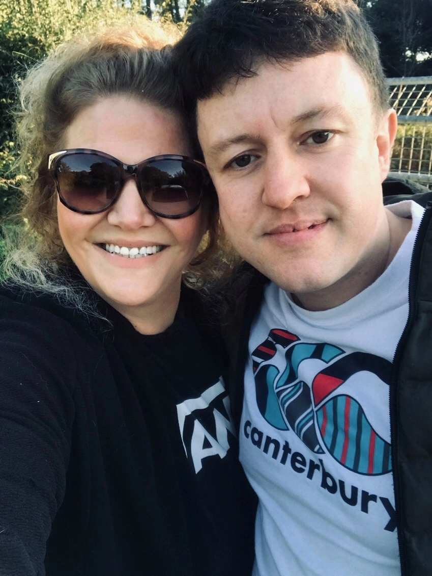 Мужчина и женщина начали общаться и вскоре стали парой.