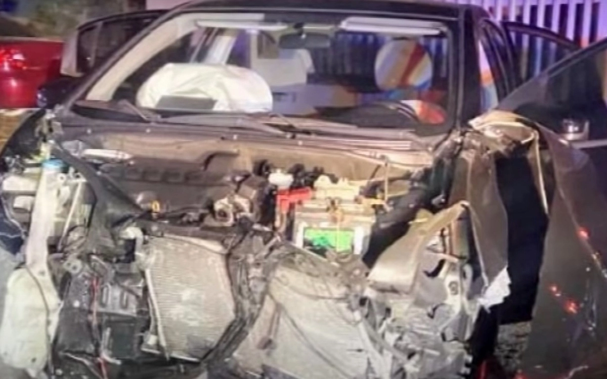 Автомобиль девушек после аварии. Автомобиль девушек после аварии.