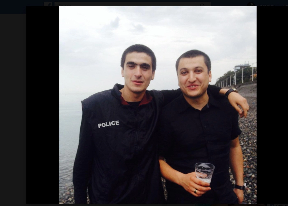 На фото слева «мастер» по починке макбуков и, вероятно, бывший полицейский Давид Хадилашвили, именно этот человек украл мой ноутбук