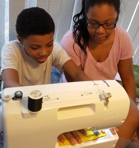 Дариус с сестрой.