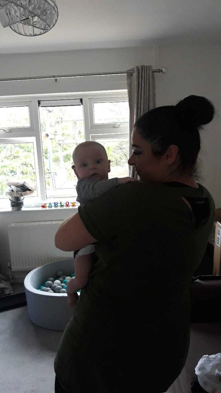 Кирсти со своим ребенком. Кирсти со своим ребенком.