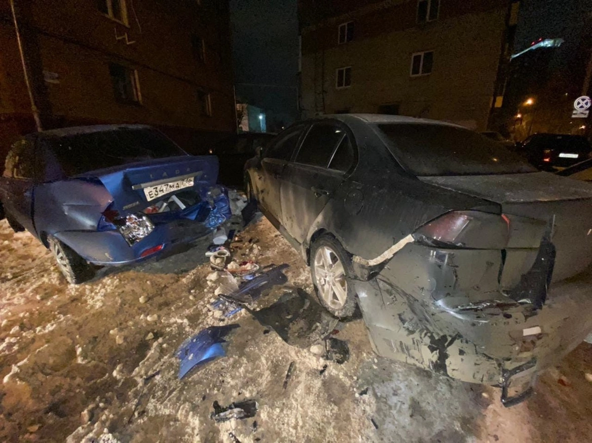 Сонник разбитая машина. Машины ночные разбитые. Авария в Казани с несколькими автомобилями.
