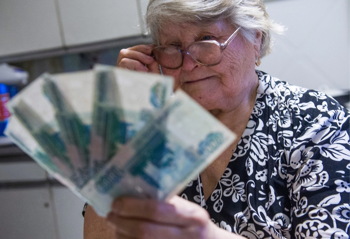 Новости о пенсиях на сегодняшний день. Пенсия. Пенсионер с деньгами. Бабушка с деньгами. Пенсия деньги.