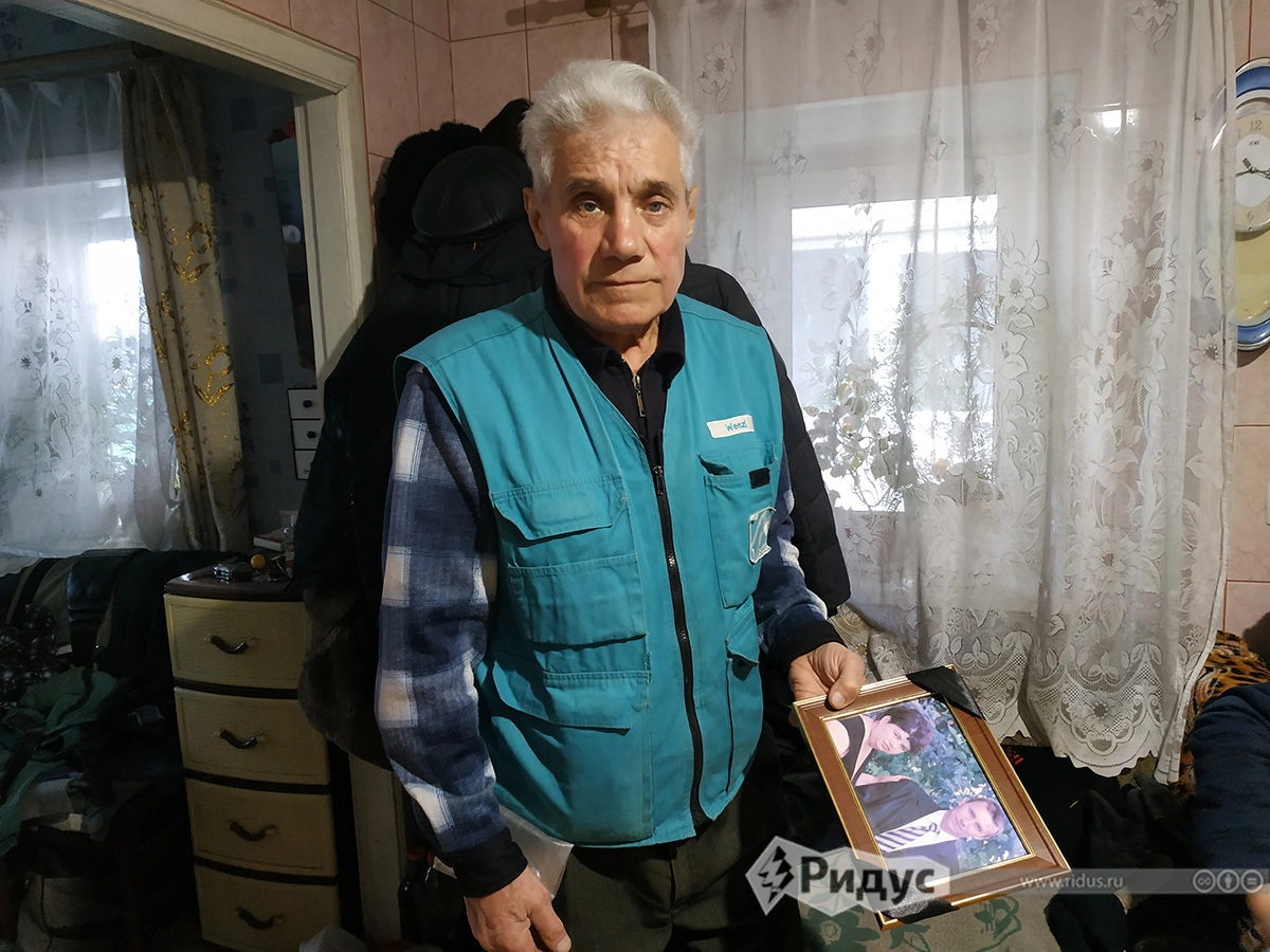 Александр Леонтьевич с фотографией погибших сына и невестки Александр Леонтьевич с фотографией погибших сына и невестки
