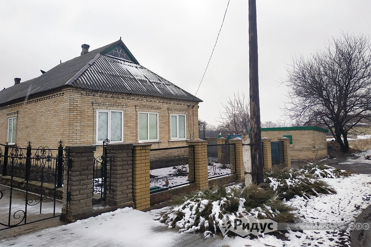 Дом Петра Ивановича Кота, около которого он был убит снайпером. Дом Петра Ивановича Кота, около которого он был убит снайпером.