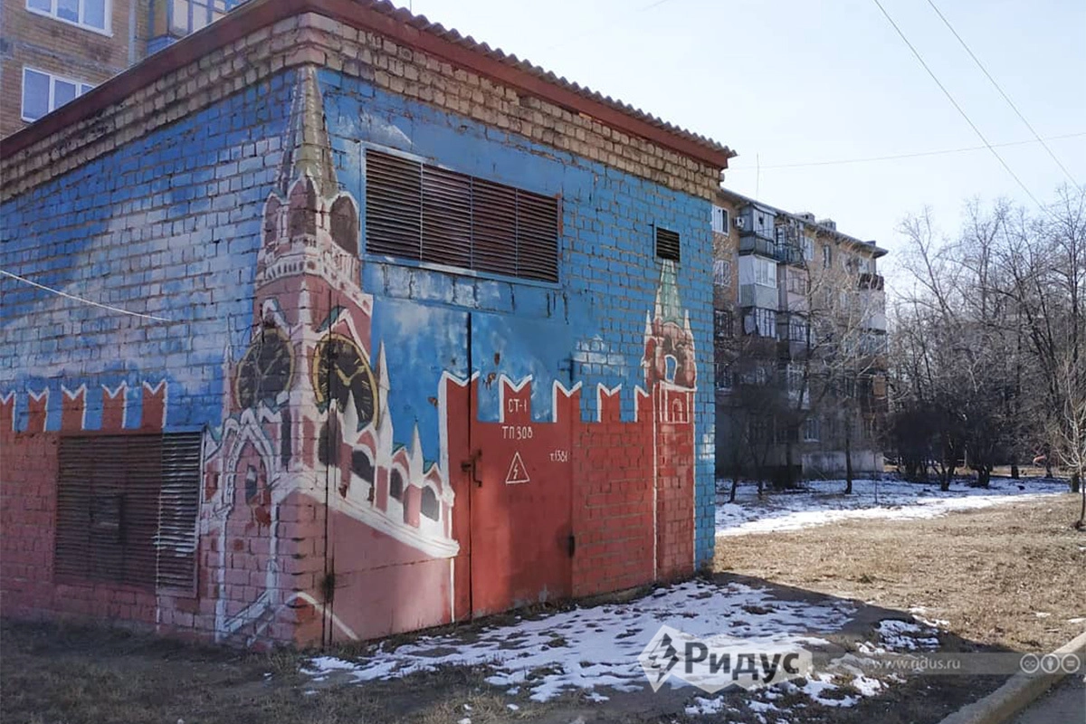 Одна из улиц Октябрьского поселка называется Кремлёвским проспектом, на ней даже есть Кремль - правда, нарисованный. Одна из улиц Октябрьского поселка называется Кремлёвским проспектом, на ней даже есть Кремль - правда, нарисованный.