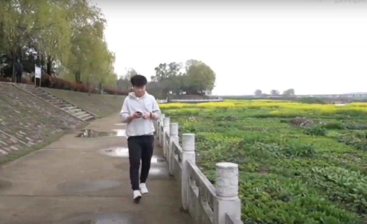 Сяо общается с клиентами по 15 часов в день.