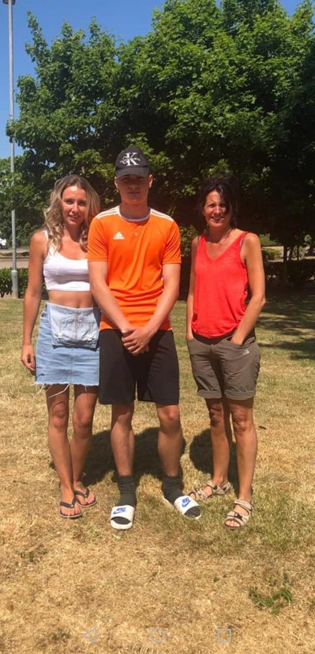 Льюис со своей мамой и сестрой.