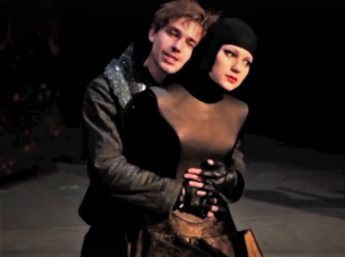 Актеры Агриппина Стеклова в роли Гертруды и Александр Петров в роли Гамлета в сцене из спектакля «Гамлет» в постановке режиссера Валерия Саркисова в Театре им. М.Н. Ермоловой