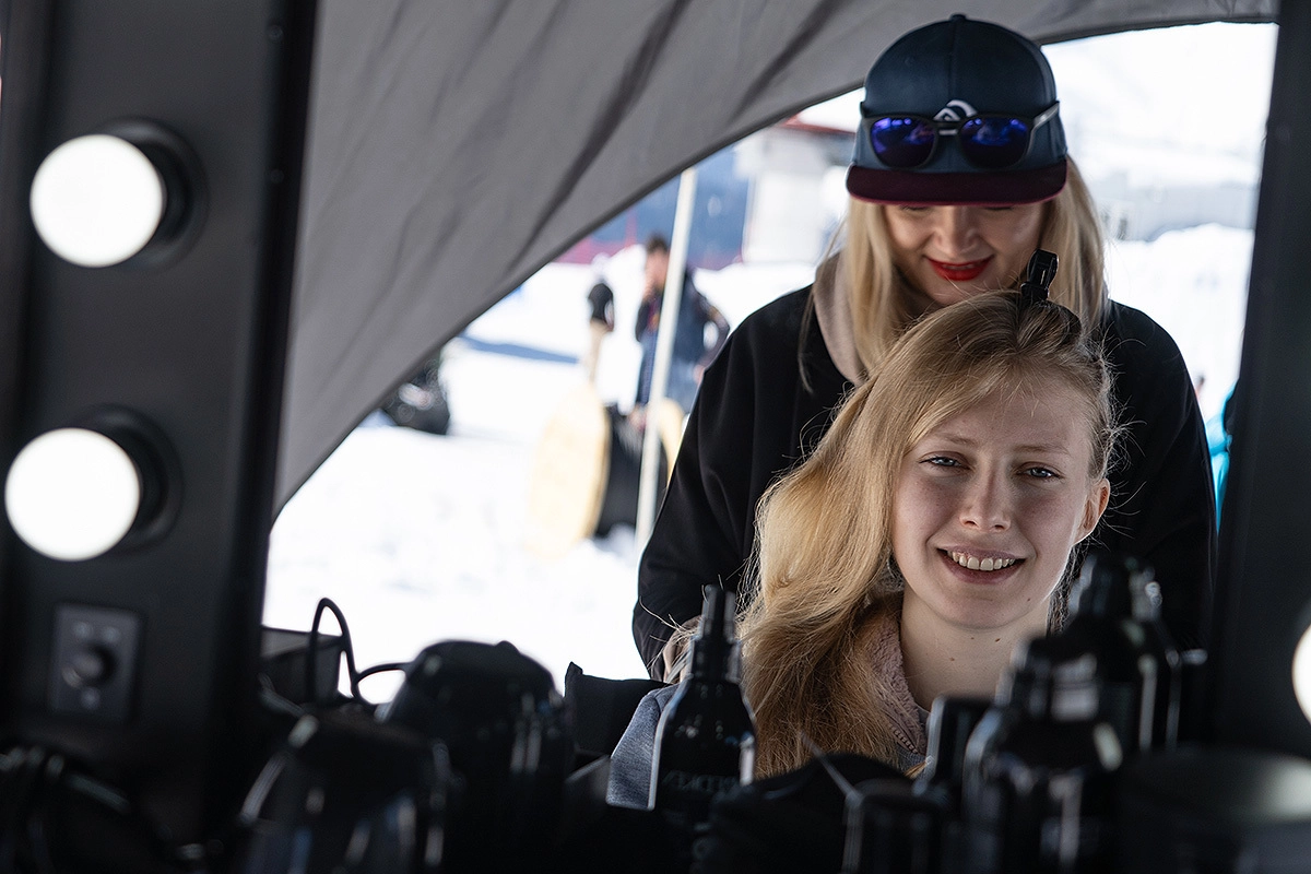 Героини нарядились ещё с утра, а уже перед стартом устроили себе великолепные причёски и авангардный макияж