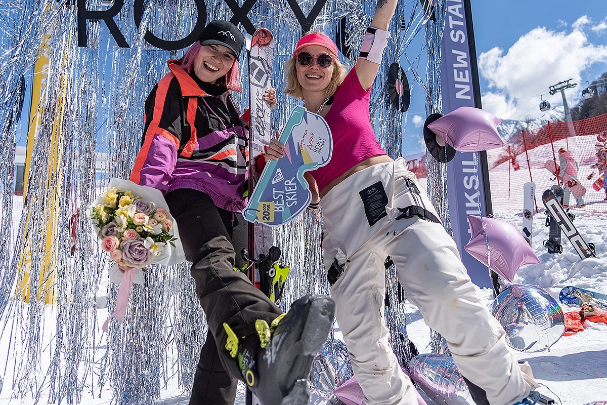 С Дашей на призовом подиуме обнялась Аня Ракитина,ведь подружки вместе летают на лыжах