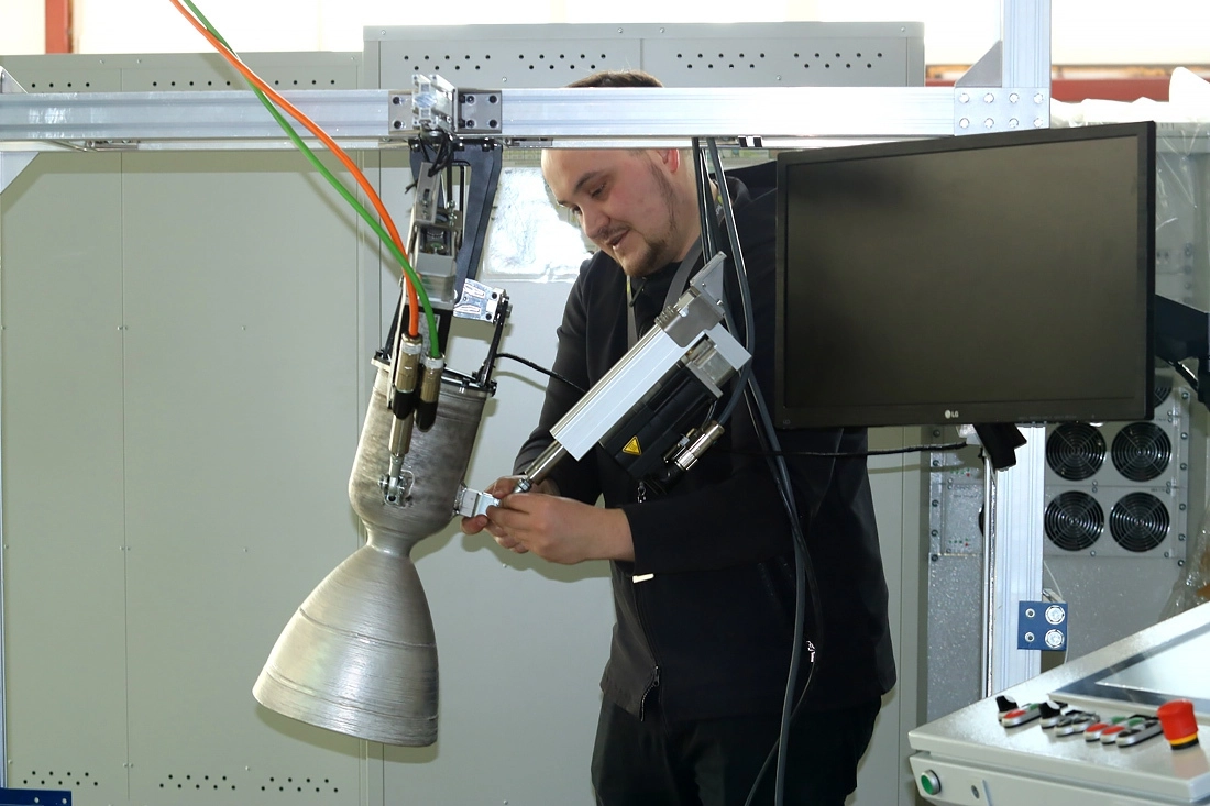 Монтаж макета ракетного двигателя на испытательный стенд в S7 R&D