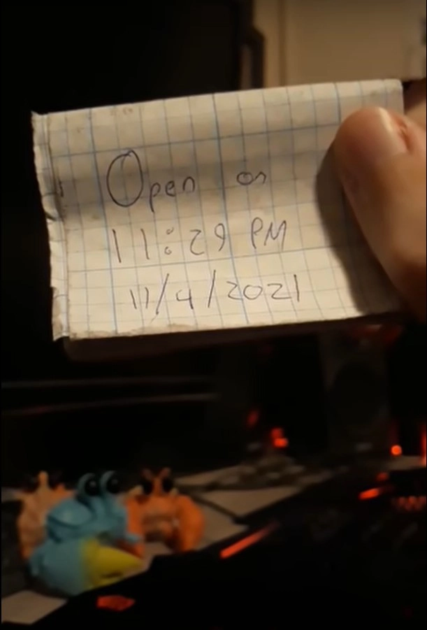 Надпись: Открой в 23:29 11.04.2021