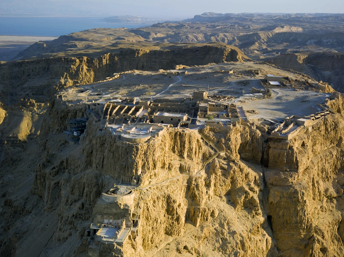 Крепость Масада на побережье Мертвого моря — одна из главных достопримечательностей Израиля ©Wikipedia