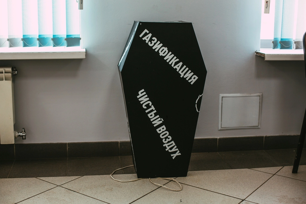 Надписи на гробу, который привезла Мамедярова.