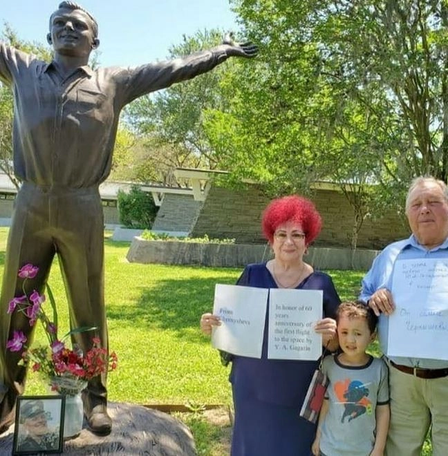 Открытие памятника Гагарину возле центра НАСА.