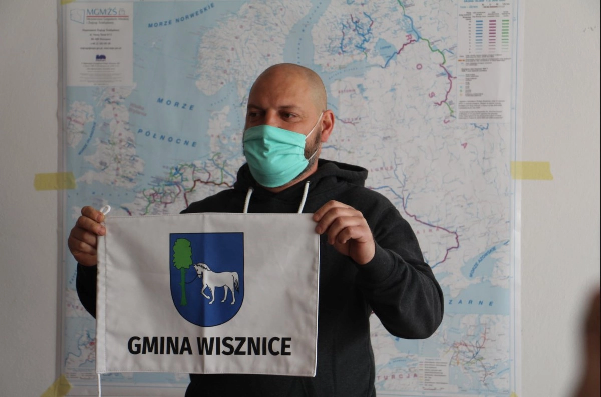 Экспедиция займет около двух месяцев. По пути поляк собирается устанавливать флаги Вишнице с изображением белого коня, привязанного к дереву.