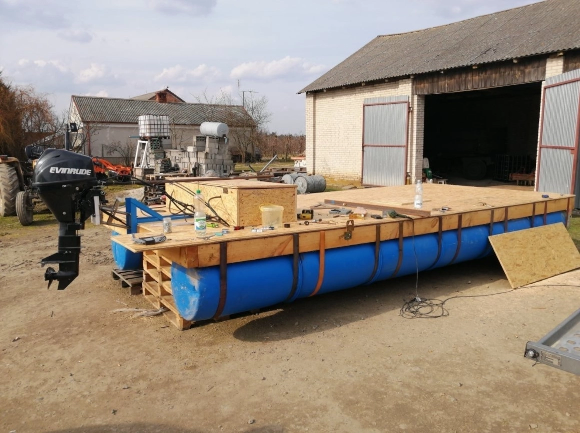 Самодельный плот.