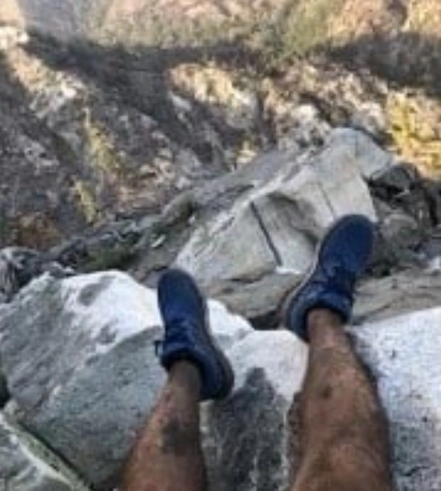Рене Компеан успел отправить другу фото своих ног, болтающихся над каньоном.