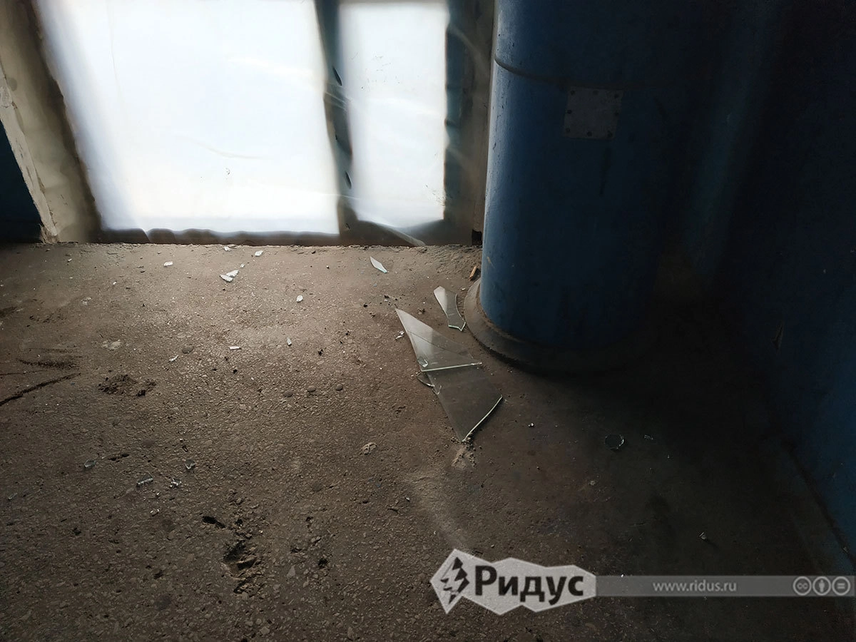 В окнах парадной вылетели стекла