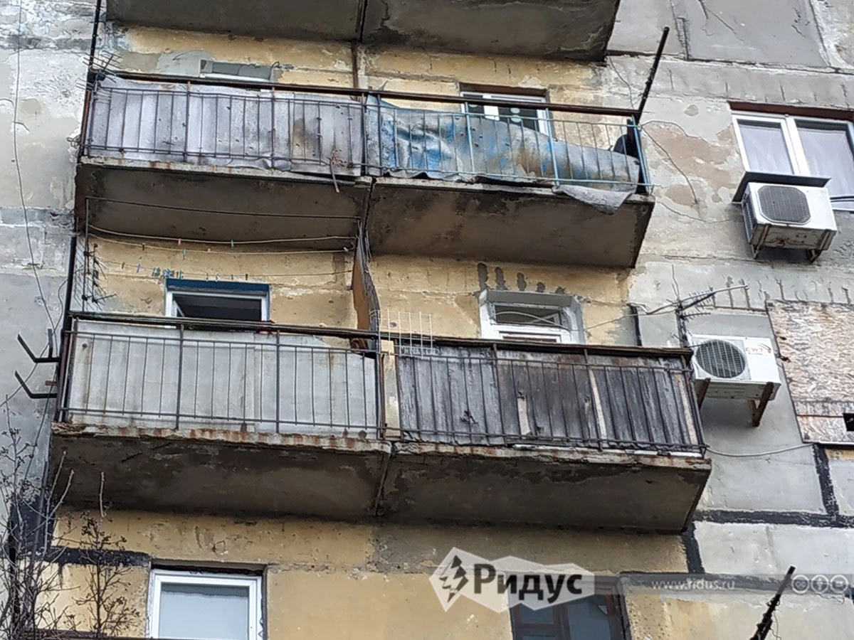 Балкон четвертого этажа, куда прилетел смертельный осколок