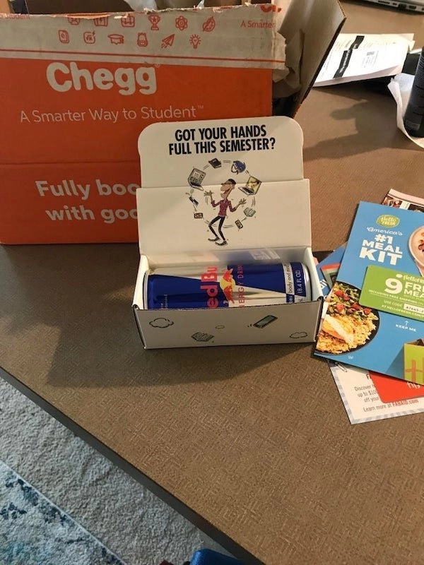 "Заказал книги для школы, дополнительно получил энергетический напиток и скидочные купоны на еду!"