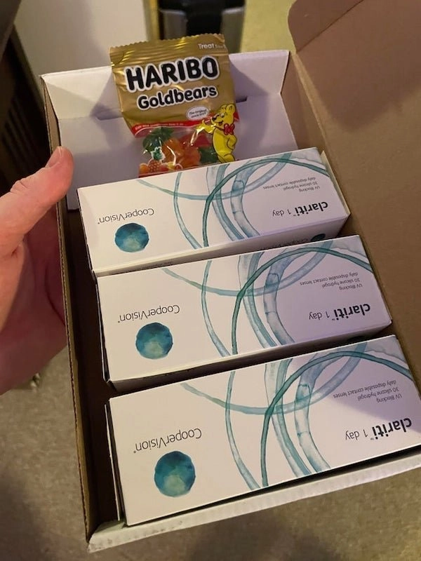 "Компания, у которой я заказал контактные линзы, положила в заказ небольшую упаковку мармеладных мишек"