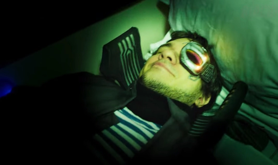 Спасенный от голодного Чужика BadComedian мирно спит в межпланетном плацкарте Спасенный от голодного Чужика BadComedian мирно спит в межпланетном плацкарте