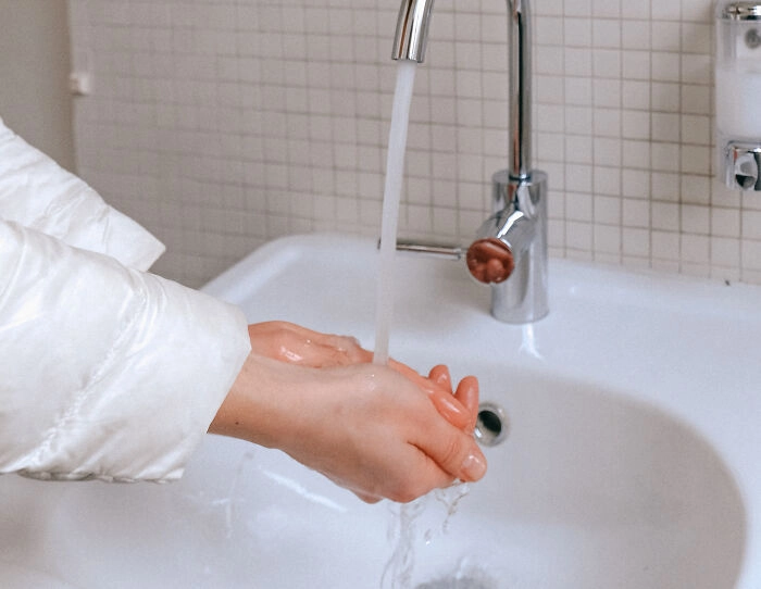 Чтобы быстрее прийти в себя после перегрева, охладите руки и протрите запястье кубиками льда 