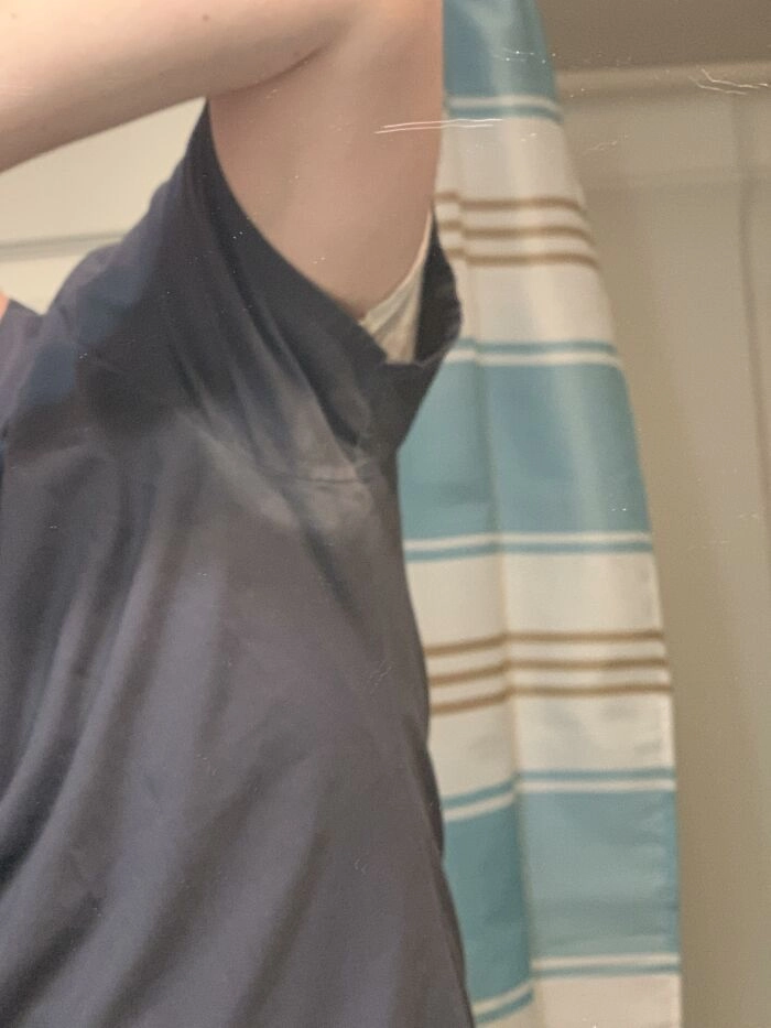 Средство для снятия макияжа легко удаляет с футболок пятна от дезодоранта 