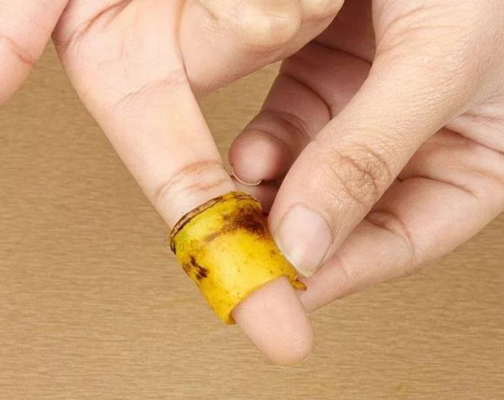 Достать занозу можно с помощью банана. Просто приложите кожуру внутренней стороной к области с занозой. Зафиксируй ее в таком положении на сутки. Каким-то образом ферменты “вытягивают” занозу из раны 