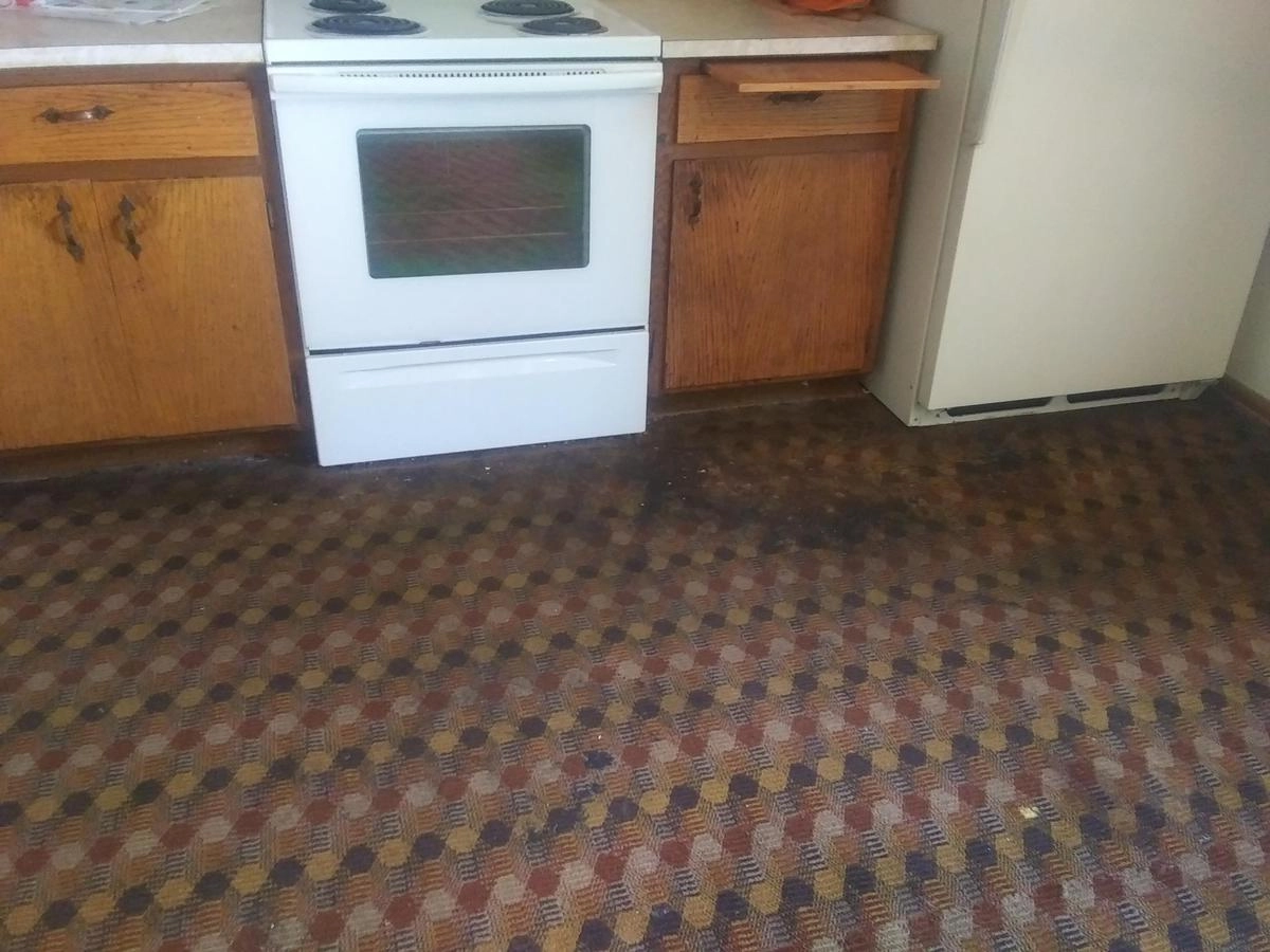 Кто вообще решил, что ковролин в кухне - это здравая идея 