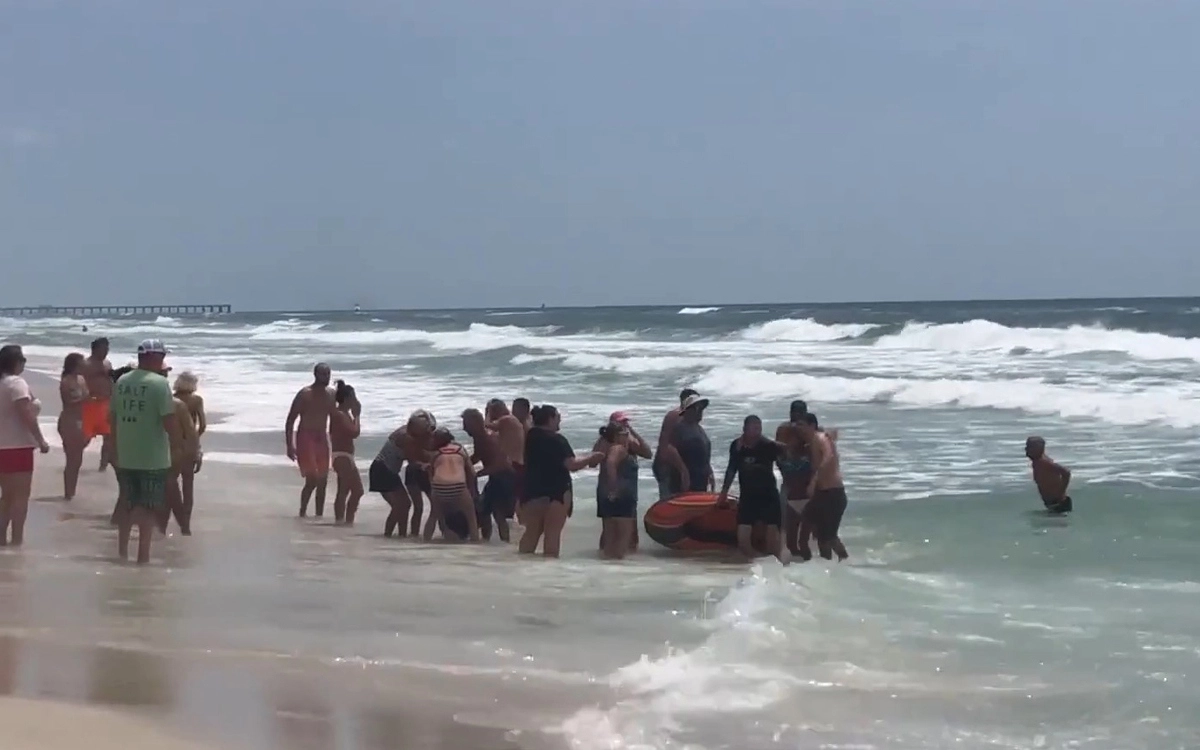 Живая цепь помогла безопасно вытащить девушку на берег, несмотря на бурную воду