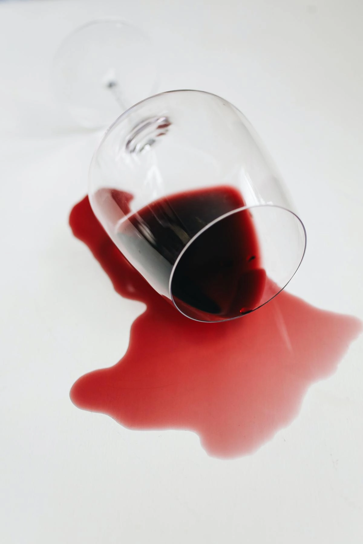 Соль может справиться со свежими пятнами от красного вина