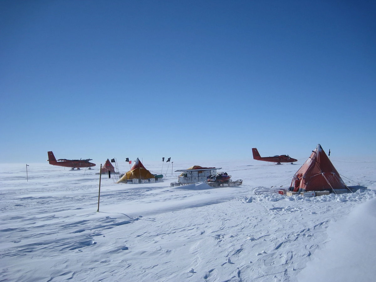 Полевой лагерь Британской антарктической разведки на леднике Пайн-Айленд