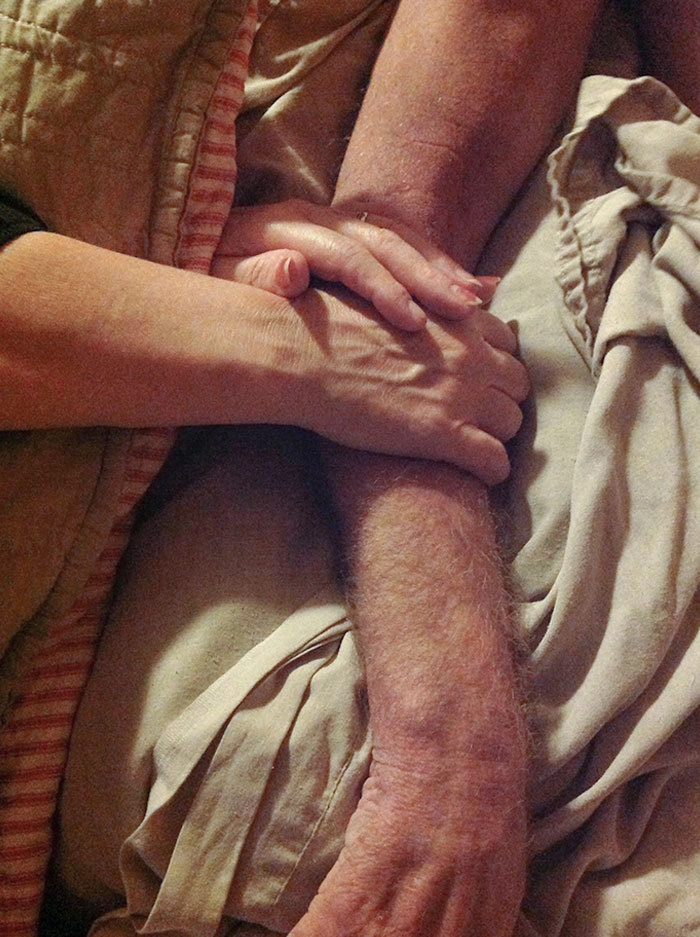 “Когда папа заболел мама не отходила от него ни на шаг. Даже когда она крепко спала, то все равно держала его руку. Это фото сделано в день, когда он скончался” 