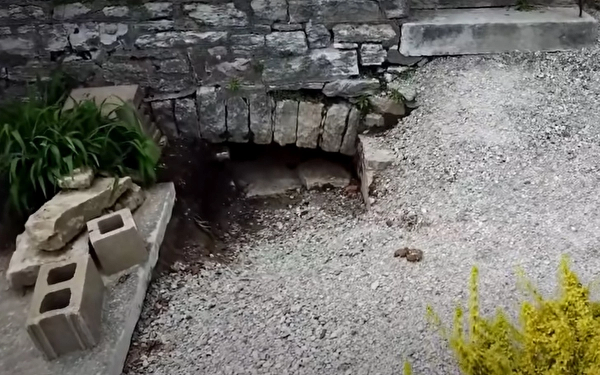 Мужчина нашел туннель после того, как тротуар перед его домом начал разрушаться Мужчина нашел туннель после того, как тротуар перед его домом начал разрушаться