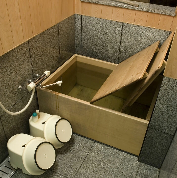 В Японии популярны ванны офуро, сделанные из дерева 